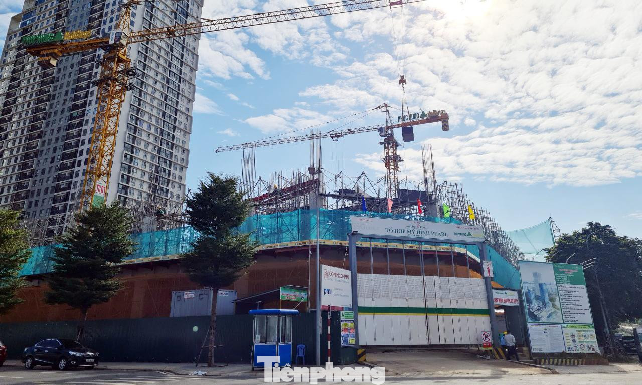 Khối văn phòng (ký hiệu số 2) thuộc Khu chức năng đô thị Golden Palace A tại lô đất ký hiệu KS-VP-NO dự án Tổ hợp Mỹ Đình Pearl khu X3, CV4.3 (phường Phú Đô, quận Nam Từ Liêm) được điều chỉnh nâng tầng cao từ 28 tầng lên thành 38 tầng; đồng thời điều chỉnh chức năng từ “Văn phòng” sang thành “Thương mại dịch vụ, văn phòng kết hợp căn hộ”. Ảnh: Dự án Tổ hợp Mỹ Đình Pearl đang triển khai giai đoạn 2.