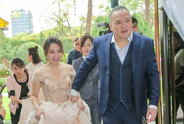 Đạo diễn Minh Kim Thành và vợ trong ngày cưới.