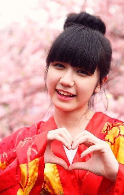 Kiểu tóc búi cao cũng mang đến cho hot girl An Japan nét hồn nhiên, đáng yêu