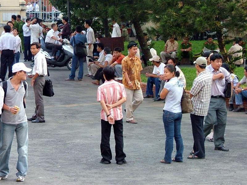 Hải Lâm có mặt tại tòa trên tay cầm theo cáo trạng Văn Trương vào cùng thời gian với Hải Lâm Hải Lâm lặng lẽ đọc cáo trạng chờ phiên tòa khai mạc Từ sáng sớm, đông đảo người dân chờ đợi phiên tòa diễn ra Từ 6h nhóm PV trong nước đã có mặt để đưa tin về phiên tòa Văn Trương đôi mắt đỏ ngầu do mất ngủ vì lo lắng PV hãng thông tấn AP (trái) cũng có mặt để đưa tin về phiên tòa Nhóm bị cáo tại ngoại có mặt trong phòng xử án Lúc 7h55 Văn Quyến có mặt tại tòa Áp giải Lê Quốc Vượng cùng Trương Tấn Hải đến phiên toà Tiếp viên hàng không Phan Thị Cẩm Lai bạn gái Quốc Vượng- bị tòa triệu tập với tư cách người có quyền lợi nghĩa vụ liên quan cũng có mặt Mở còng cho Tấn Hải và Quốc Vượng trước giờ khai mạc phiên tòa xét xử Hải Lâm có mặt tại tòa trên tay cầm theo cáo trạng Văn Trương vào cùng thời gian với Hải Lâm Hải Lâm lặng lẽ đọc cáo trạng chờ phiên tòa khai mạc Từ sáng sớm, đông đảo người dân chờ đợi phiên tòa diễn ra Từ 6h nhóm PV trong nước đã có mặt để đưa tin về phiên tòa Văn Trương đôi mắt đỏ ngầu do mất ngủ vì lo lắng PV hãng thông tấn AP (trái) cũng có mặt để đưa tin về phiên tòa Nhóm bị cáo tại ngoại có mặt trong phòng xử án Lúc 7h55 Văn Quyến có mặt tại tòa Áp giải Lê Quốc Vượng cùng Trương Tấn Hải đến phiên toà Tiếp viên hàng không Phan Thị Cẩm Lai bạn gái Quốc Vượng- bị tòa triệu tập với tư cách người có quyền lợi nghĩa vụ liên quan cũng có mặt Mở còng cho Tấn Hải và Quốc Vượng trước giờ khai mạc phiên tòa xét xử