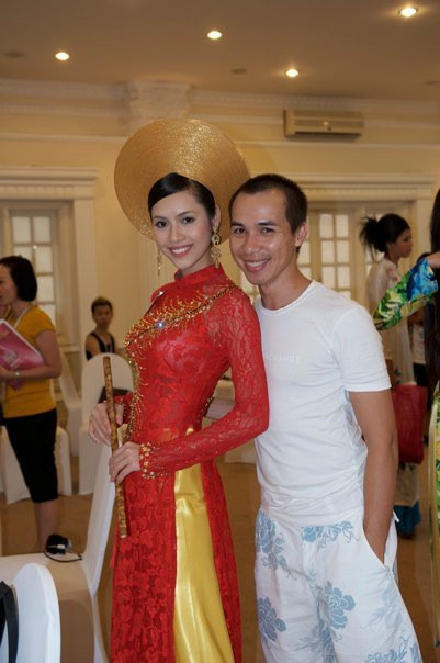 Phước Lợi sát cánh cùng Hoàng My trong những ngày cô thi HHVN 2010 tại Tuần Châu