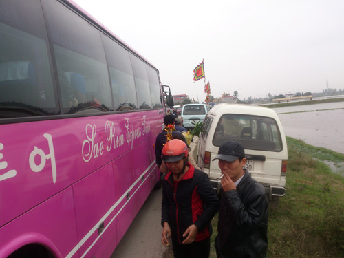 Nhiều người phải xuống xe đi bộ. Thậm chí, nhiều ô tô cũng trổ tài luồn lách nhưng khó thoát