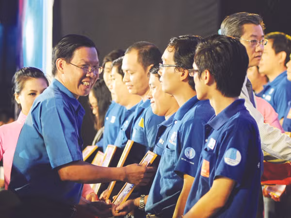 Bí thư T.Ư Đoàn Phan Văn Mãi trao bằng khen cho thanh niên tình nguyện có nhiều thành tích trong các chiến dịch hè