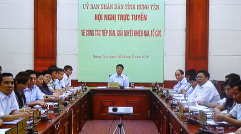 Phó chủ tịch Hưng Yên (ngồi giữa): "Clip vụ cưỡng chế đã được dàn dựng". Ảnh: Nguyễn Hưng (VnExpress) Phó chủ tịch Hưng Yên (ngồi giữa):