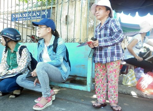 Bà Liên thấp thỏm chờ con trong ngày thi đầu tiên. Ảnh: Nguyễn Đông