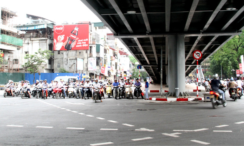 Làn đường dưới chân cầu được kẻ sơn phân luồng