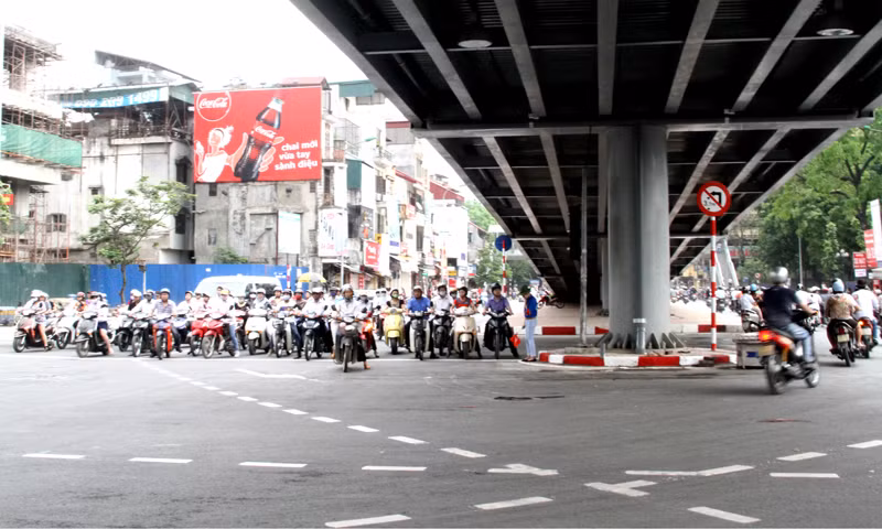 Làn đường dưới chân cầu được kẻ sơn phân luồng