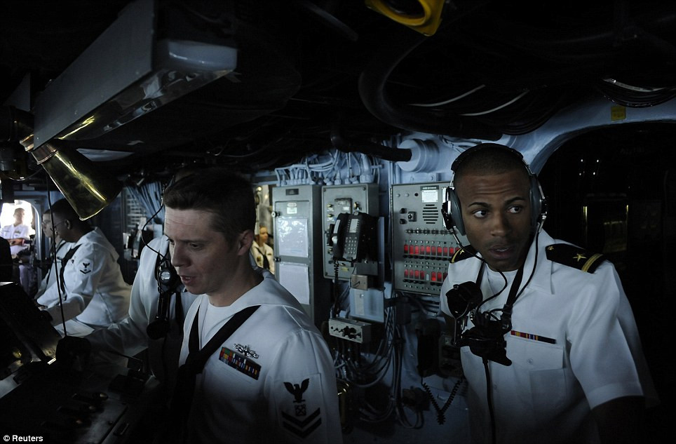  Các thủy thủ Mỹ trên tàu tấn công đổ bộ USS Wasp