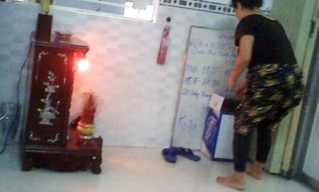 Bàn thờ thổ địa, thần tài, nơi phát ra mùi hương khó chịu. Bàn thờ thổ địa, thần tài, nơi phát ra mùi hương khó chịu