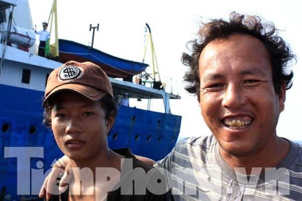 Ông Mai Phụng Lưu (phải) và con trai trong ngày trở về, giữa vùng biển Hoàng Sa