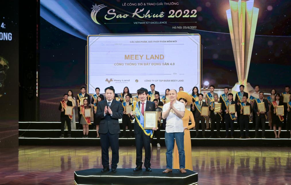 Doanh nhân Hoàng Mai Chung – Chủ tịch HĐQT Công ty Cổ phần Tập đoàn Meey Land đại diện nhận Giải thưởng Sao Khuê 2022. Doanh nhân Hoàng Mai Chung – Chủ tịch HĐQT Công ty Cổ phần Tập đoàn Meey Land đại diện nhận Giải thưởng Sao Khuê 2022.