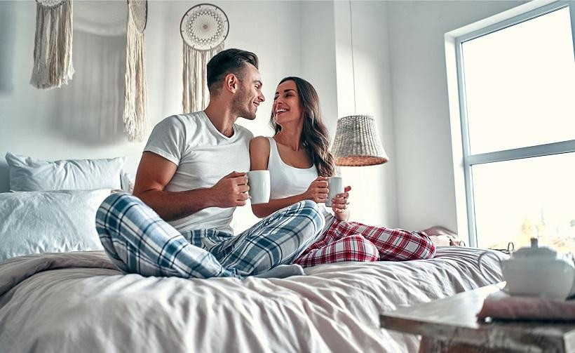 Nam giới thường cảm thấy “rạo rực” hơn vào mỗi buổi sáng ngay sau khi thức dậy. Ảnh: Shutterstock