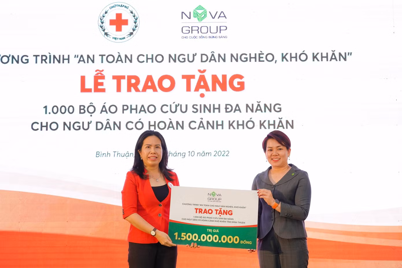 Bà Nguyễn Thị Thanh Nhàn, Chủ tịch Hội Chữ thập đỏ tỉnh Bình Thuận nhận bảng tài trợ từ đại diện NovaGroup
