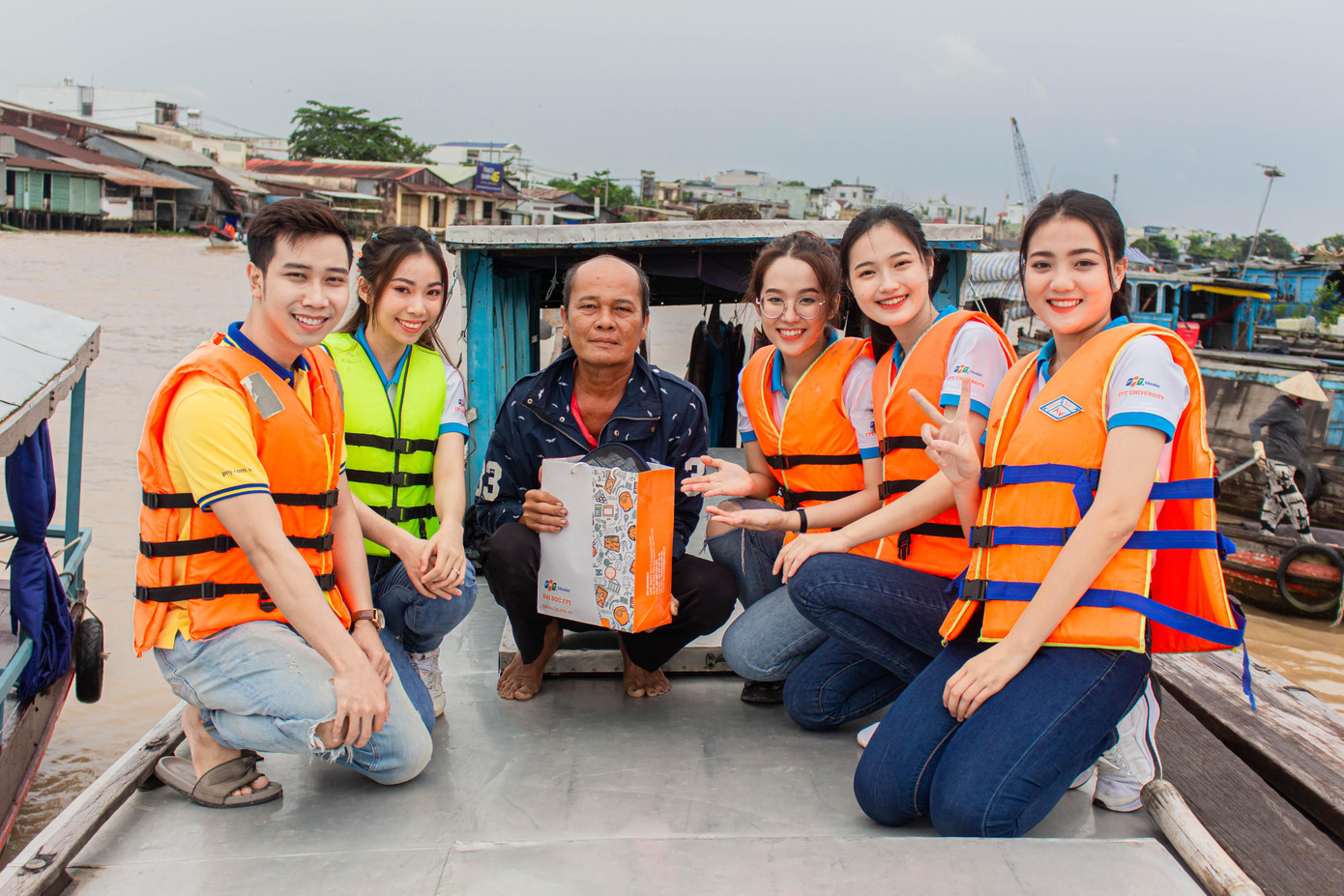 Tặng những phần quà cho các hộ tiểu thương sống tại khu vực chợ nổi Cái Răng.