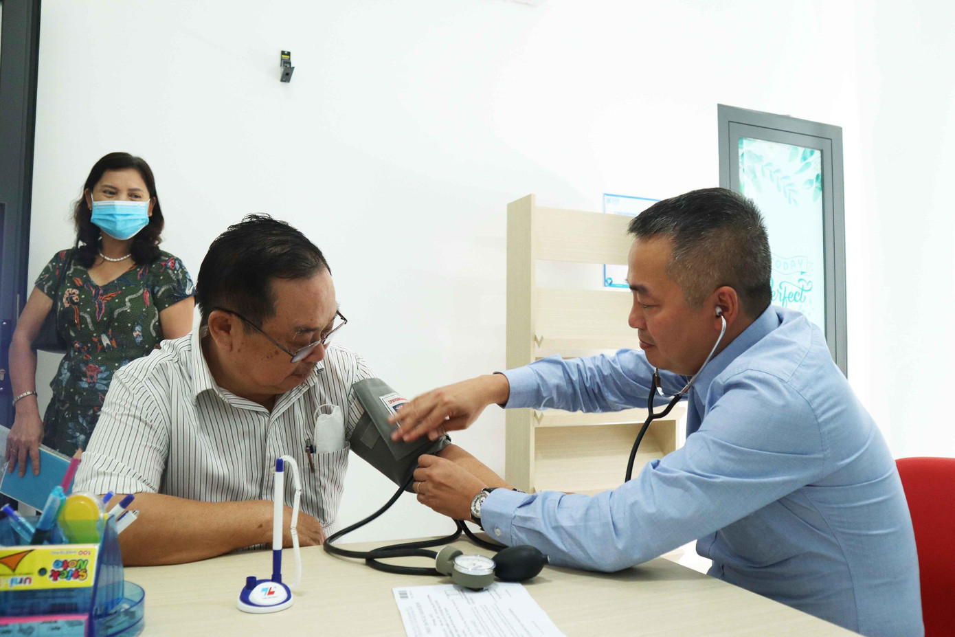 PGS. TS. Nguyễn Lân Hiếu trực tiếp khám và hướng dẫn điều trị một số bệnh nhân