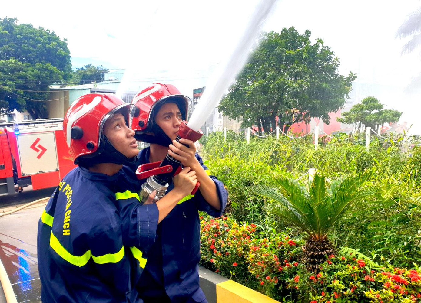 Các chiến sỹ phun nước áp lực cao chữa cháy