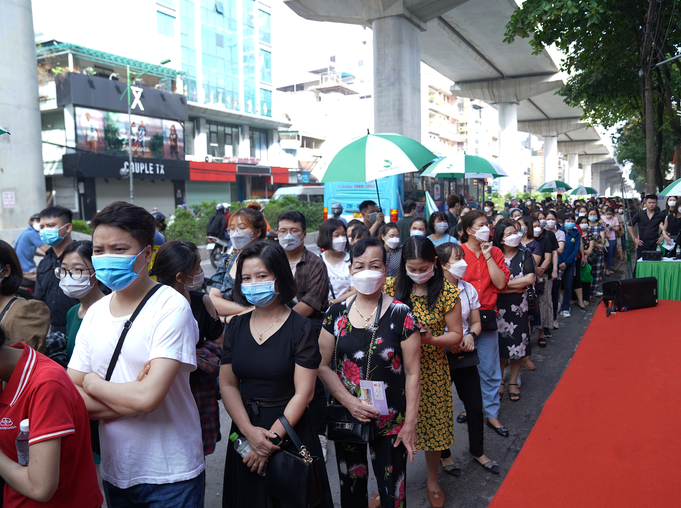 Khách hàng xếp hàng dài check in tham dự sự kiện sinh nhật của Thu Cúc tháng 7 vừa qua Khách hàng xếp hàng dài check in tham dự sự kiện sinh nhật của Thu Cúc tháng 7 vừa qua