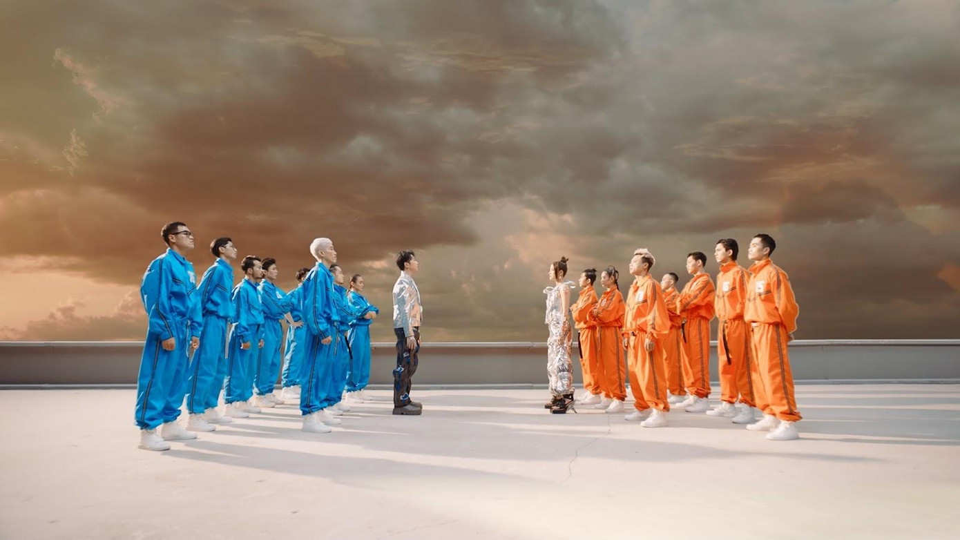 MV Kiềng Ba Chân mở màn với bối cảnh mang phong cách futuristic ấn tượng.