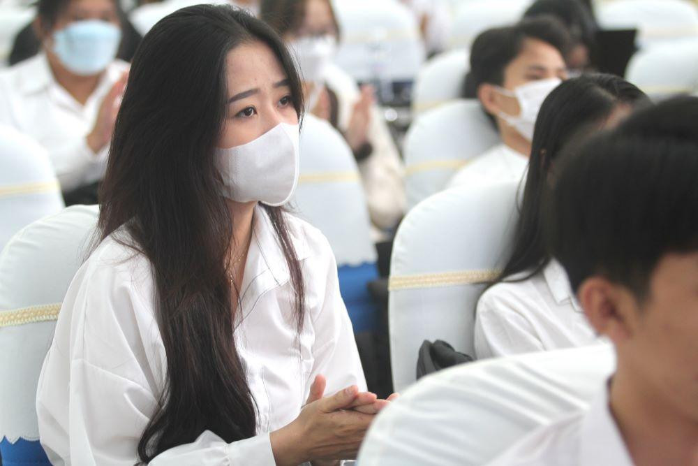 Tân sinh viên dự khai giảng Tân sinh viên dự khai giảng