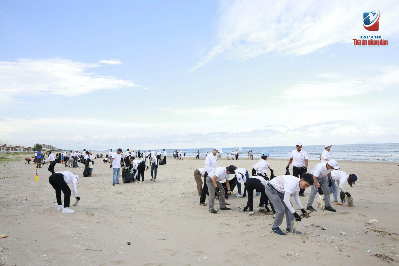 Golfer và ban tổ chức Giải Golf Tạp chí Tòa án nhân dân cùng nhau hành động chung tay góp sức làm sạch biển Xuân Thành tại xã Xuân Thành, huyện Nghi Xuân, tỉnh Hà Tĩnh