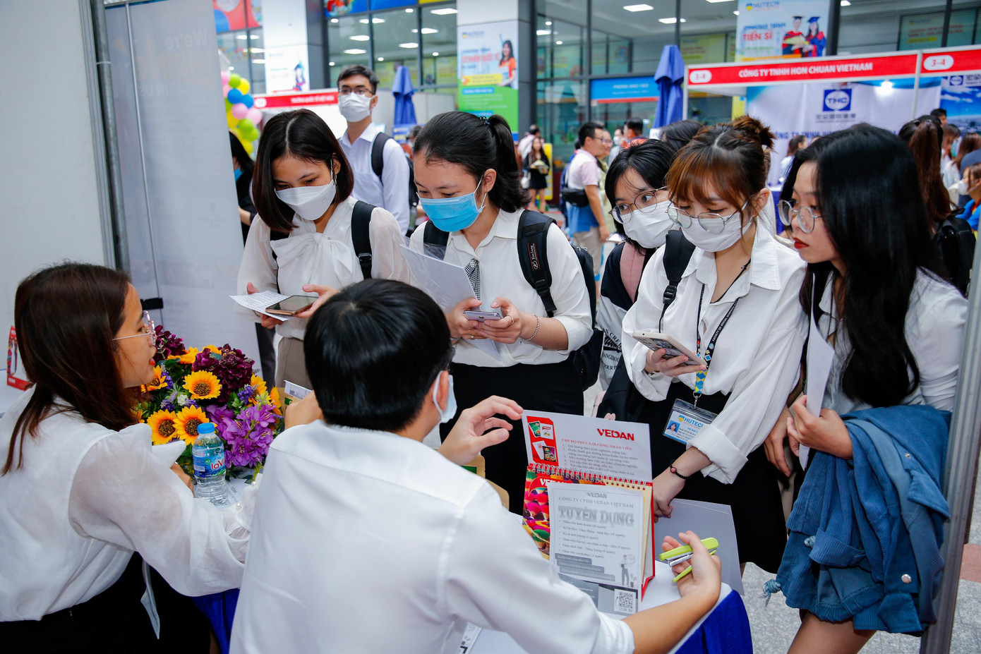 Sinh viên tìm hiểu thông tin tuyển dụng tại các gian hàng