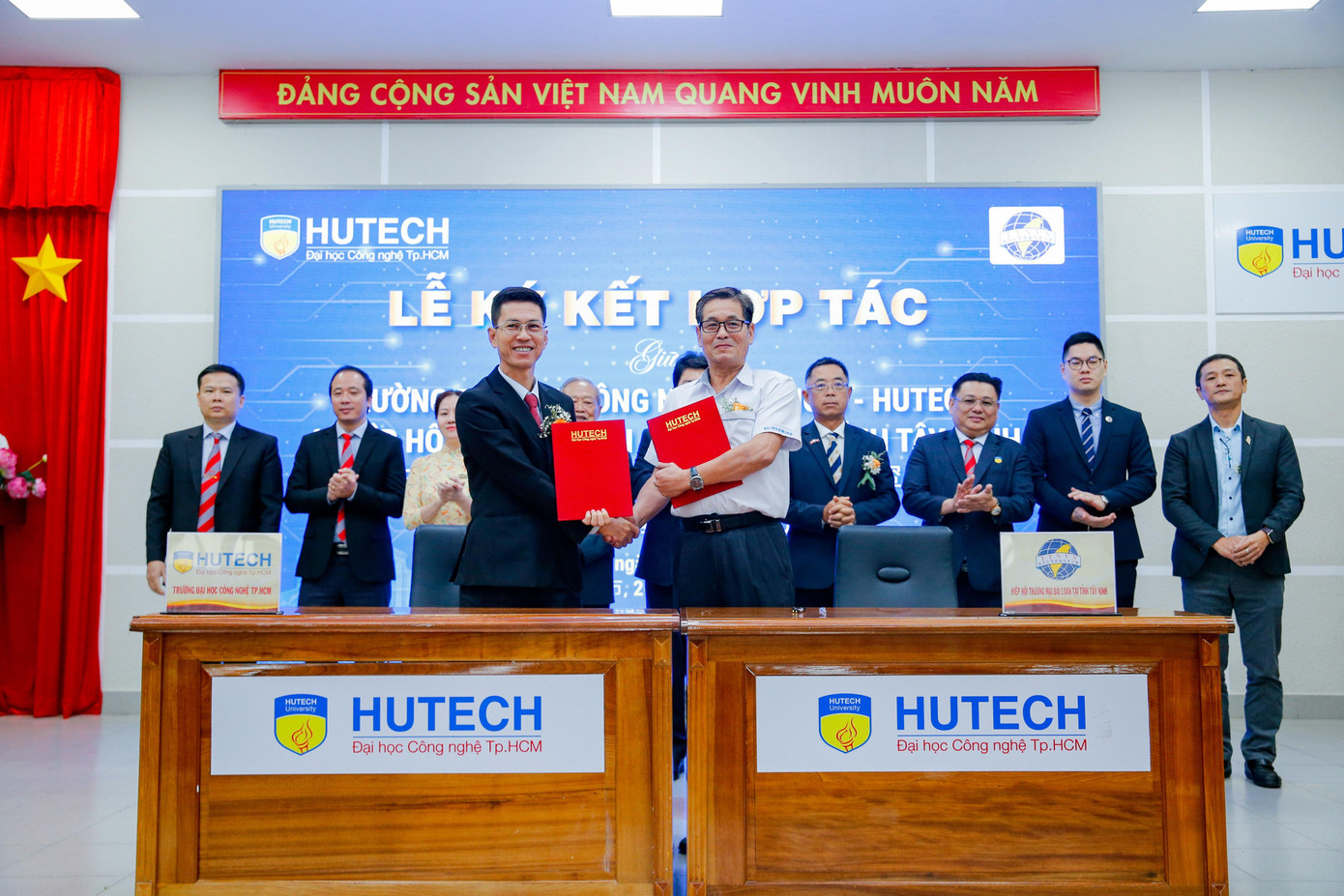 PGS.TS. Nguyễn Thanh Phương (trái) đại diện HUTECH ký kết hợp tác đào tạo theo nhu cầu doanh nghiệp
