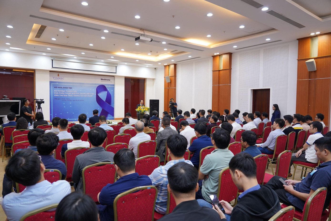 Trong 2 ngày, Hội nghị đã thu hút hơn 500 bác sĩ, cán bộ y tế trên khắp cả nước tham gia tại chỗ và trực tuyến để cập nhật thông tin Trong 2 ngày, Hội nghị đã thu hút hơn 500 bác sĩ, cán bộ y tế trên khắp cả nước tham gia tại chỗ và trực tuyến để cập nhật thông tin