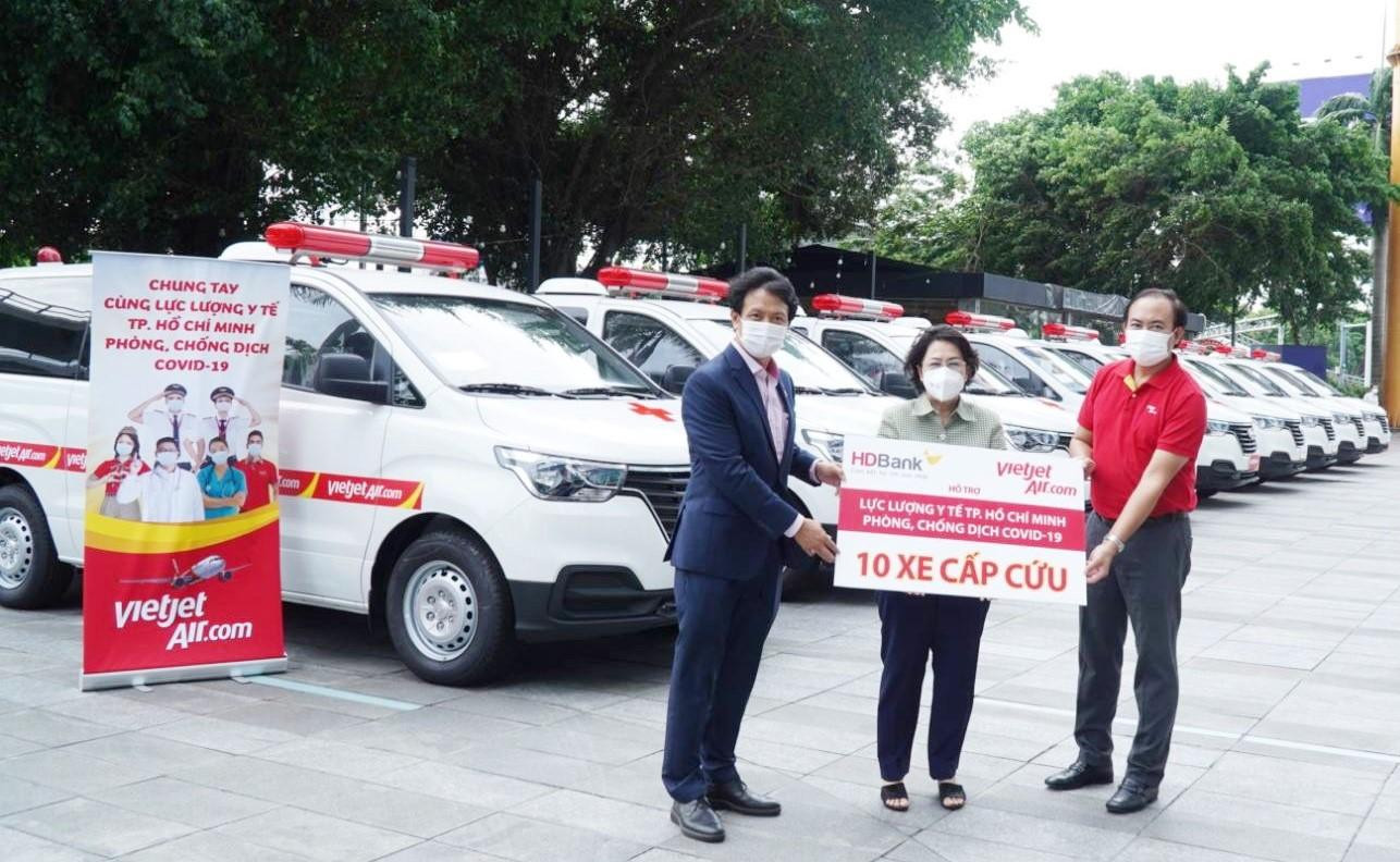 Vietjet và HDBank tặng xe cứu thương, trang thiết bị y tế cho các địa phương trong mùa dịch