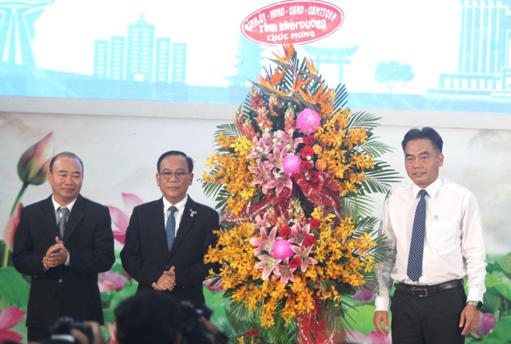 Lãnh đạo tỉnh Bình Dương tặng hoa chúc mừng Đại học Thủ Dầu Một Lãnh đạo tỉnh Bình Dương tặng hoa chúc mừng Đại học Thủ Dầu Một