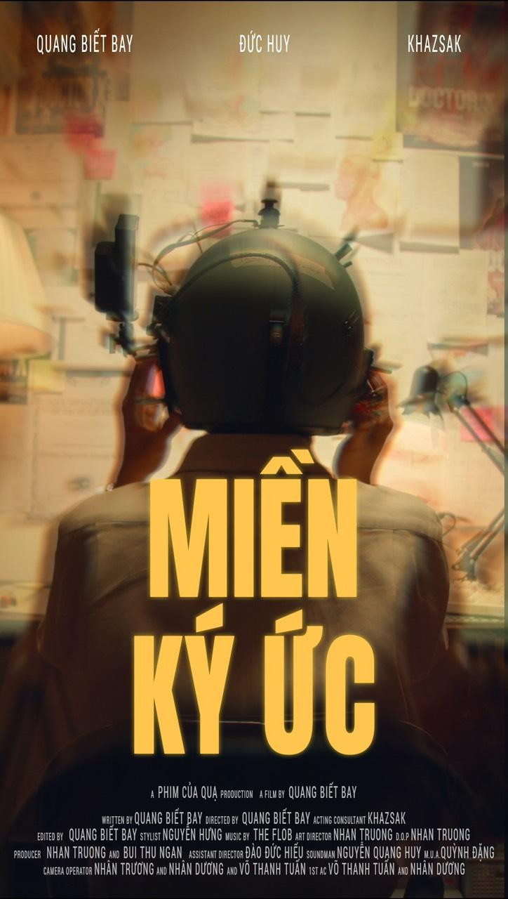 Lấy ý tưởng từ sự mâu thuẫn, hiểu lầm của người con trai với cha, bộ phim Miền ký ức của tác giả @quangcanfly sử dụng yếu tố giả tưởng kết hợp với chất liệu dân dã, đời thường trong các gia đình ở những khu chung cư cũ TP.HCM. Poster phim phần nào thành công khơi gợi sự tò mò với chi tiết chiếc mũ ký ức, và những chi tiết bị “bôi nhoè” xung quanh.