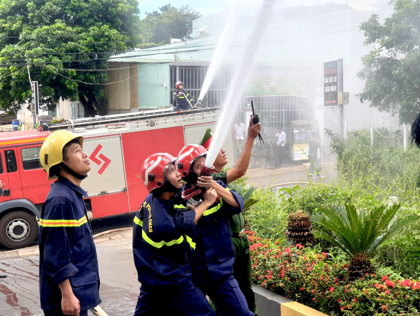 Việc diễn tập chữa cháy là rất quan trọng để chủ động, tránh sự bỡ ngỡ khi xảy ra hoả hoạn. Đặc biệt khi thời gian gần đây cả nước xảy ra nhiêu vụ hoả hoạn khiến nhiều người tử vong