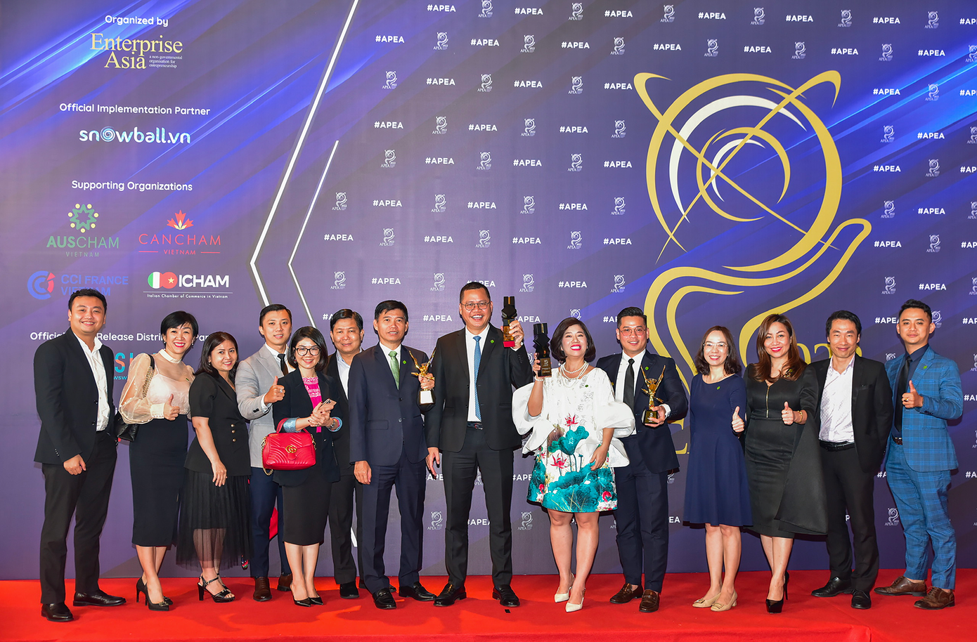 Đại diện NovaGroup, Nova Service và Nova Consumer tại Lễ trao giải APEA 2022. Đại diện NovaGroup, Nova Service và Nova Consumer tại Lễ trao giải APEA 2022.