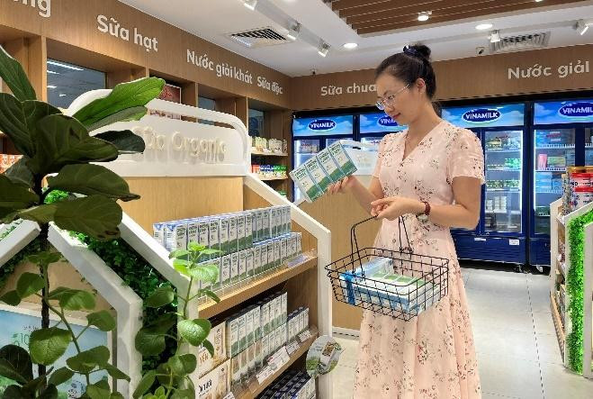 Sản phẩm Sữa tươi Vinamilk Green Farm với thiết kế bao bì mới, thể hiện các khía cạnh phát triển bền vững để truyền tải đến người tiêu dùng Sản phẩm Sữa tươi Vinamilk Green Farm với thiết kế bao bì mới, thể hiện các khía cạnh phát triển bền vững để truyền tải đến người tiêu dùng