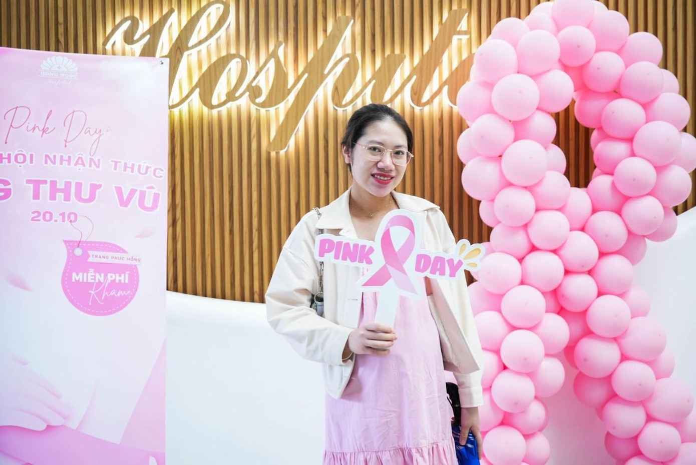 Nhiều bạn trẻ mặc áo hồng khi đi khám để hưởng ứng chương trình