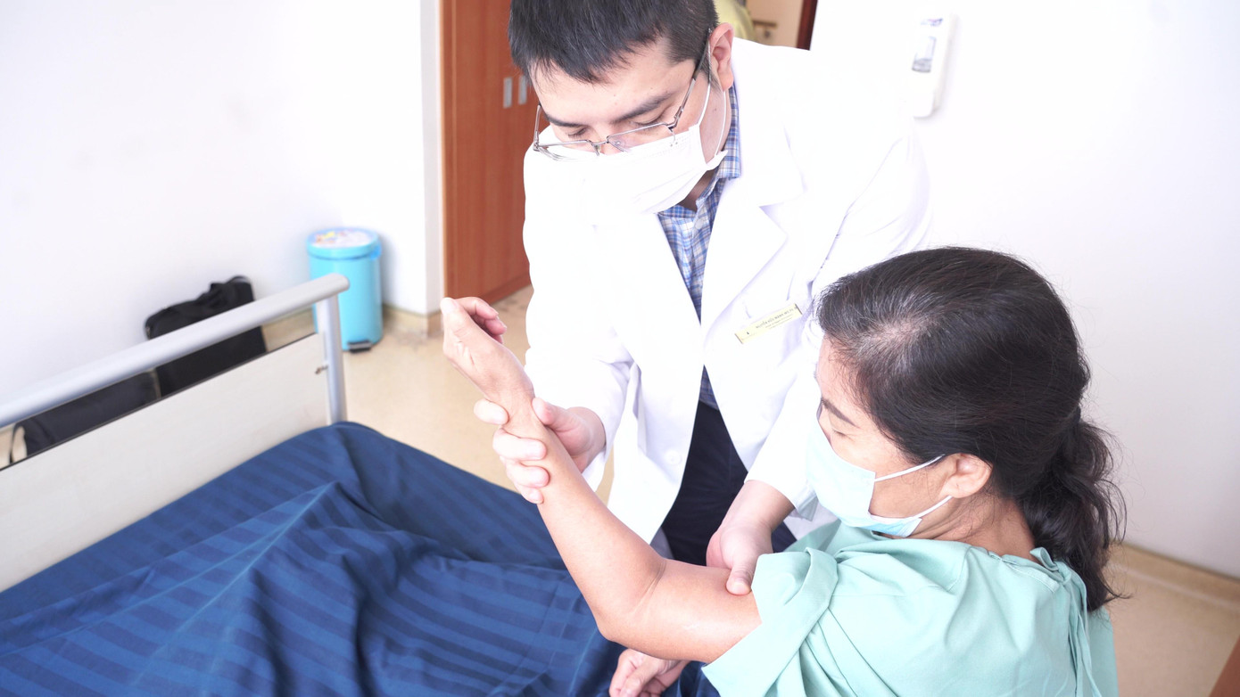 Sau mổ, cánh tay của bà Vượng đã không còn cảm giác đau buốt, đau nhói, đã có thể cử động với biên độ bình thường,đưa tay lên chải đầu, đánh răng, cầm điện thoại được
