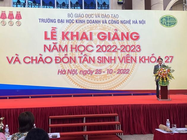 GS.TS. Nguyễn Công Nghiệp – Bí thư Đảng ủy, Phó Hiệu trưởng Thường trực nhà trường phát biểu tại Lễ khai giảng