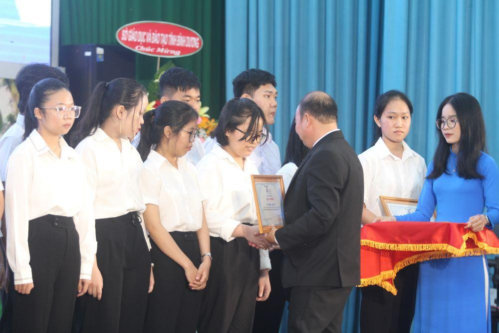 Khen thưởng tân sinh viên cho thành tích xuất sắc Khen thưởng tân sinh viên cho thành tích xuất sắc