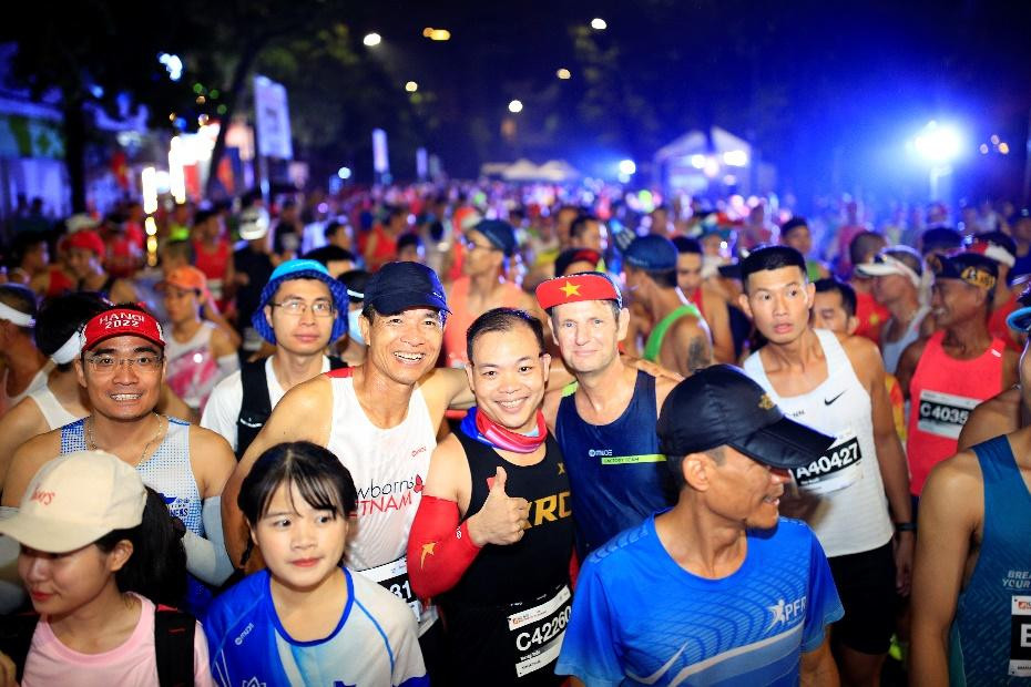 Hà Nội Marathon Techcombank quy tụ 1.900 vận động viên đến từ Techcombank, cũng như 500 vận động viên thuộc các doanh nghiệp khác.