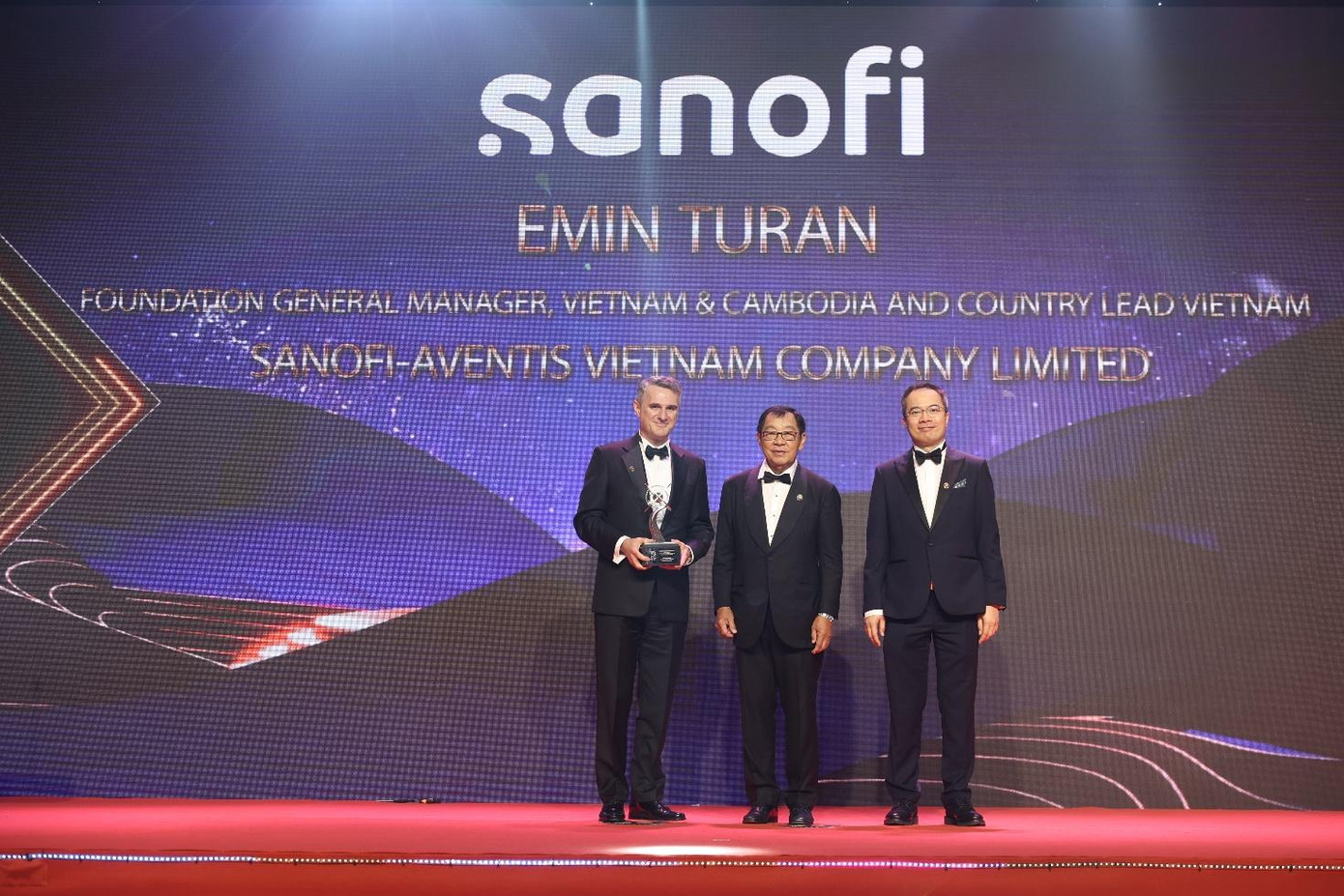 Ông Emin Turan cùng đại diện ban tổ chức APEA