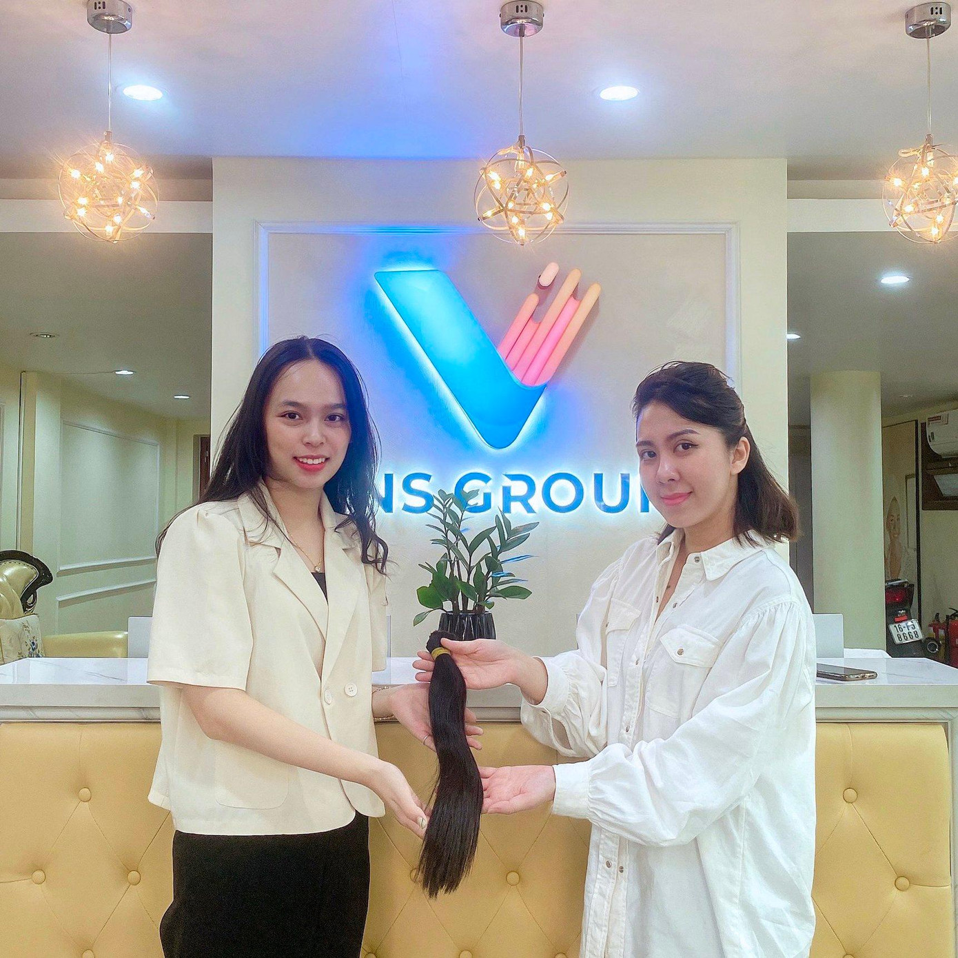 Một khách hàng trực tiếp đến văn phòng tặng lại mái tóc của mình cho VNS Group