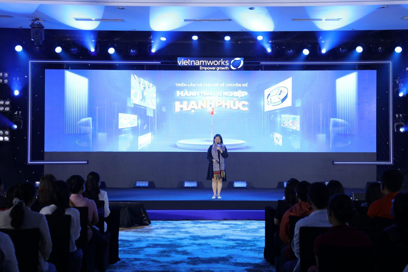 Buổi chia sẻ của diễn giả Nguyễn Phi Vân thu hút nhiều người tham dự, nhằm tìm kiếm “Hành trình sự nghiệp hạnh phúc” cho bản thân