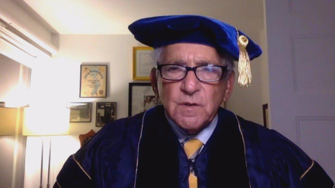 Giáo sư Peter Singer dạy qua zoom.