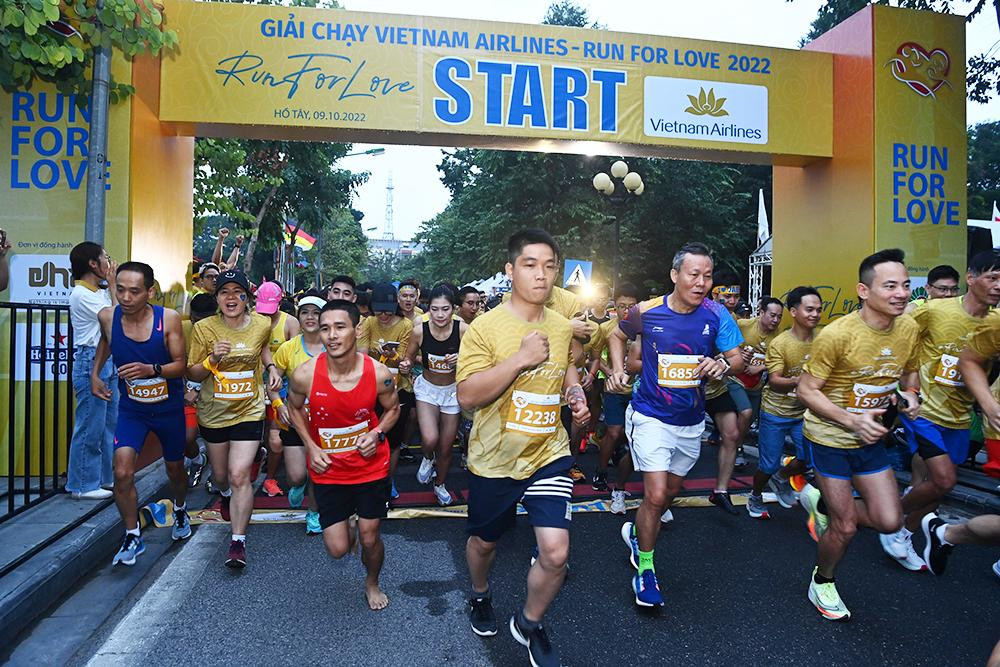Các vận động viên tranh tài tại giải chạy Vietnam Airlines - Run for Love lần thứ nhất.