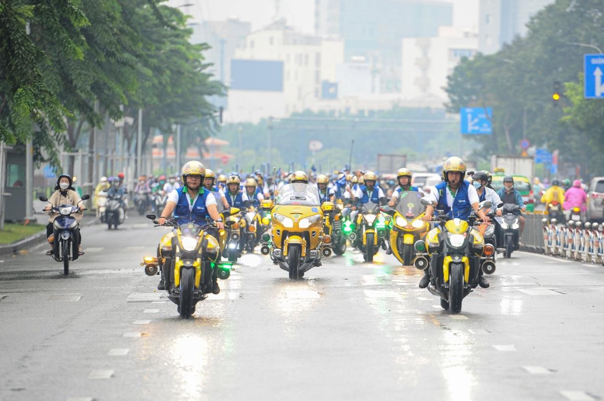 Hơn 280 người trưởng thành trên 100 xe máy, 50 xe đạp và 30 xe mô tô đi qua các địa điểm văn hóa, lịch sử quan trọng của Tp. Hồ Chí Minh Hơn 280 người trưởng thành trên 100 xe máy, 50 xe đạp và 30 xe mô tô đi qua các địa điểm văn hóa, lịch sử quan trọng của Tp. Hồ Chí Minh