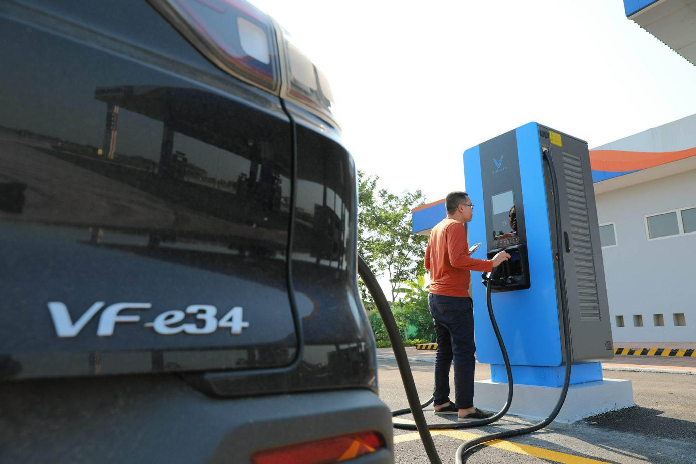 VinFast và Petrolimex đã đồng loạt đưa vào sử dụng 10 trạm sạc đầu tiên tại hệ thống cửa hàng xăng dầu Petrolimex trên toàn quốc từ ngày hôm nay.