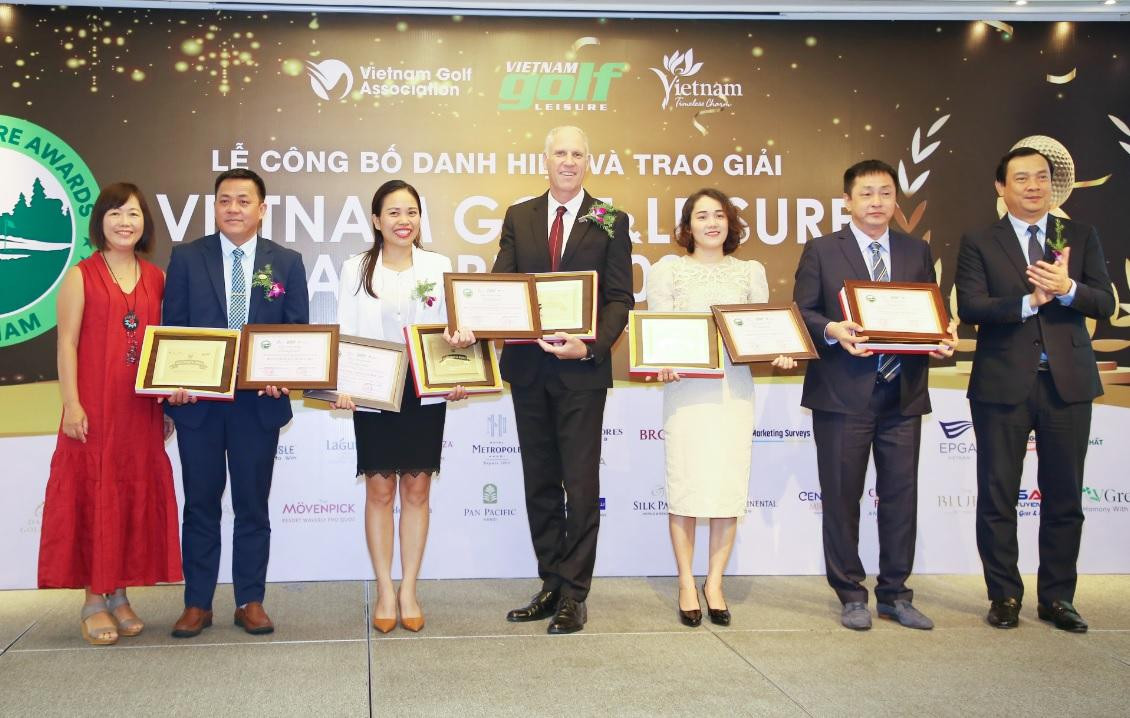 Đại diện Tập đoàn BRG (giữa) nhận giải thưởng “Vietnam Golf &amp; Leisure Awards 2022”