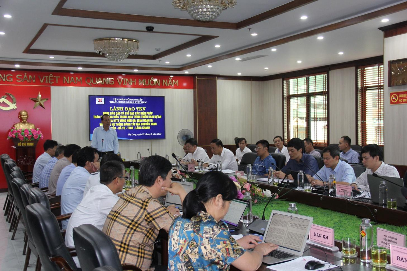 Tổng Giám đốc Tập đoàn Đặng Thanh Hải chủ trì buổi làm việc. Tổng Giám đốc Tập đoàn Đặng Thanh Hải chủ trì buổi làm việc.