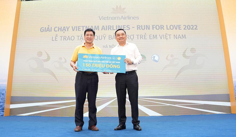 Lãnh đạo Vietnam Airlines trao lại toàn bộ số tiền 150 triệu đồng bán vé giải chạy cho Quỹ Bảo trợ trẻ em Việt Nam.