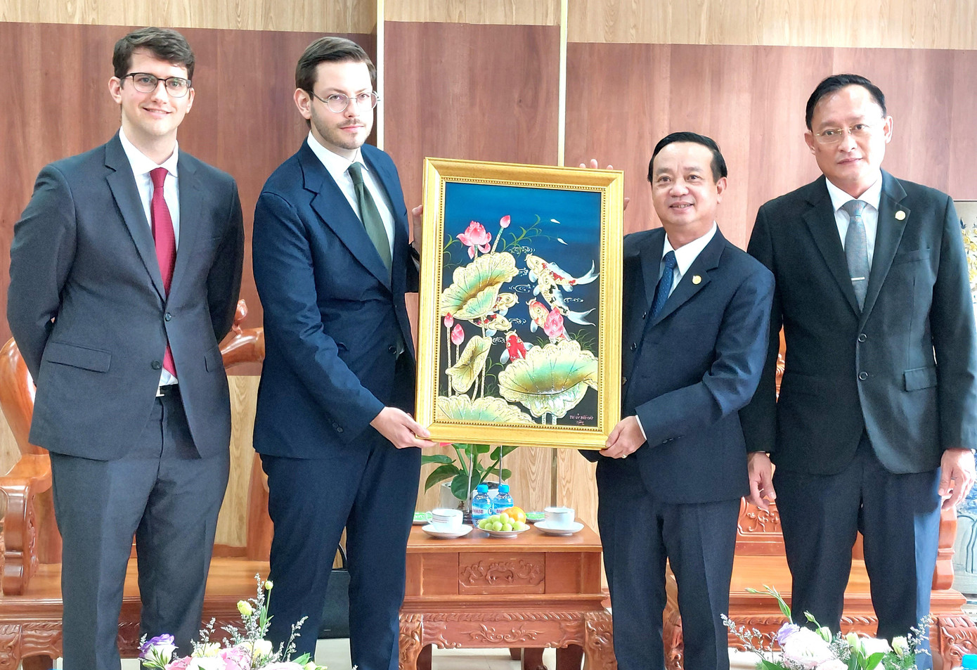 Lãnh đạo thị xã Bến Cát tặng quà lưu niệm của Đại sứ quán Ba Lan