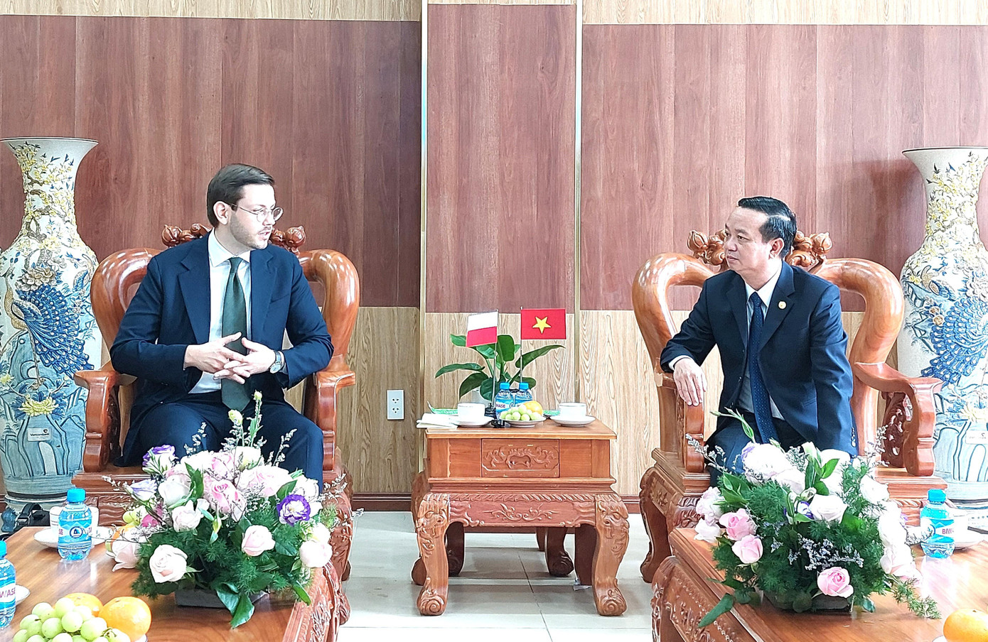 Lãnh đạo thị xã Bến Cát làm việc với Đại sứ quán Ba Lan